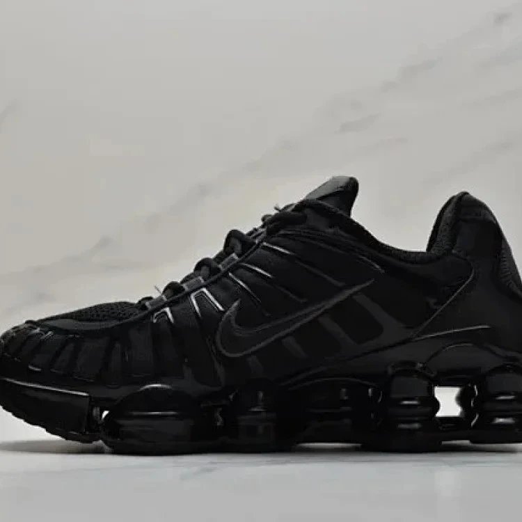 Nike Shox R4 Black Silver Sneakers - 7