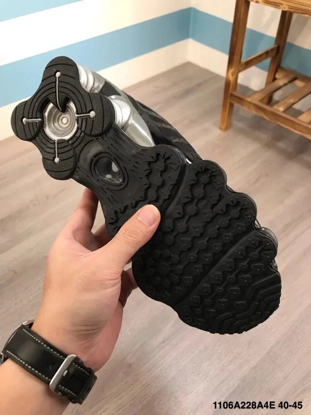 Nike Shox R4 Black Silver Sneakers - 20