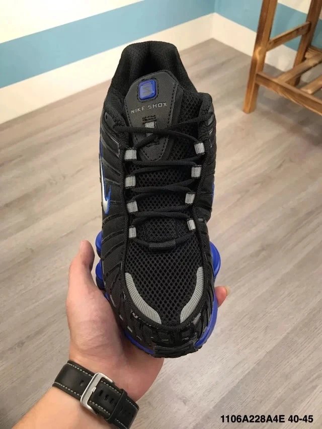 Nike Shox R4 Black Silver Sneakers - 32