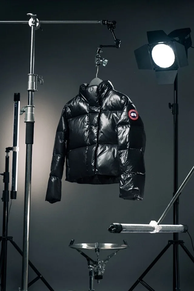 Canada Goose Down Jackets Short glossy puffer jacket product detail image 13