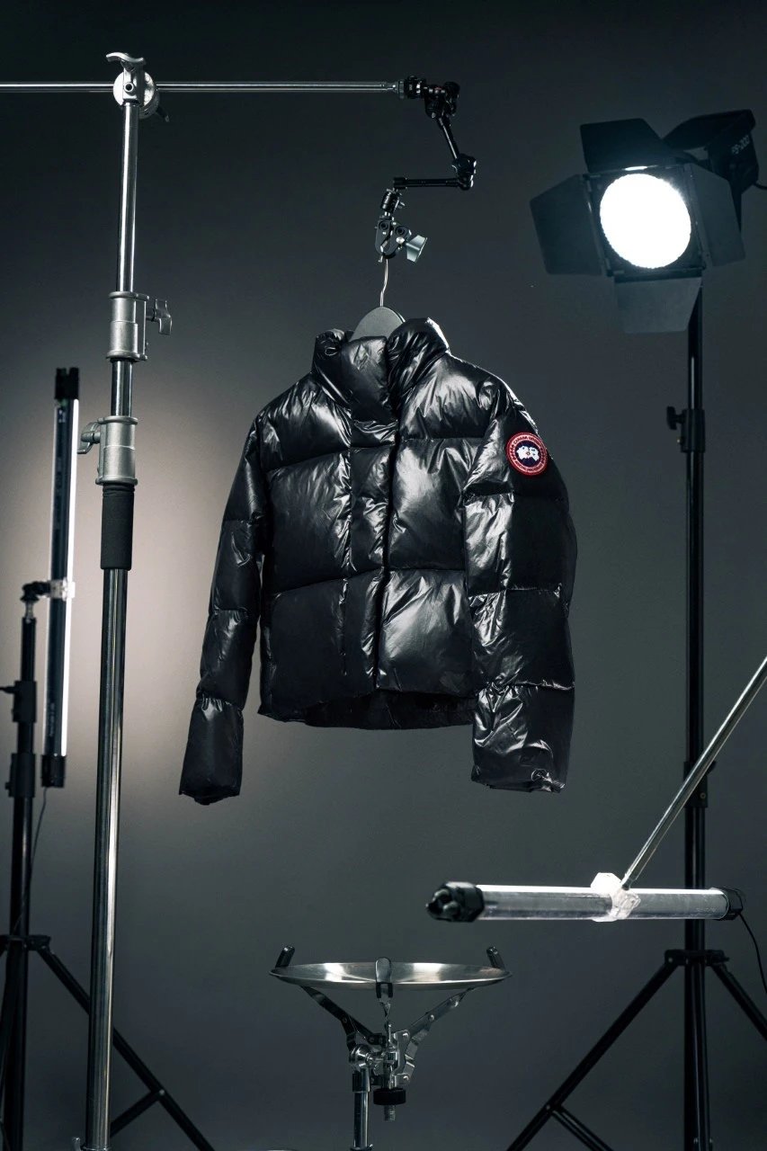 Canada Goose Down Jackets Short glossy puffer jacket — black