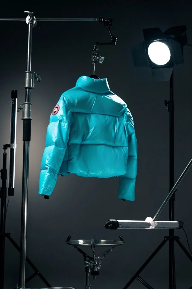 Canada Goose Down Jackets Short glossy puffer jacket product detail image 6