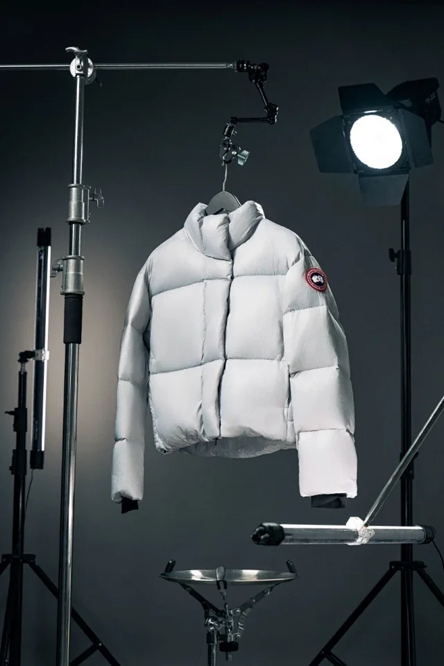 Canada Goose Down Jackets Short glossy puffer jacket product detail image 23