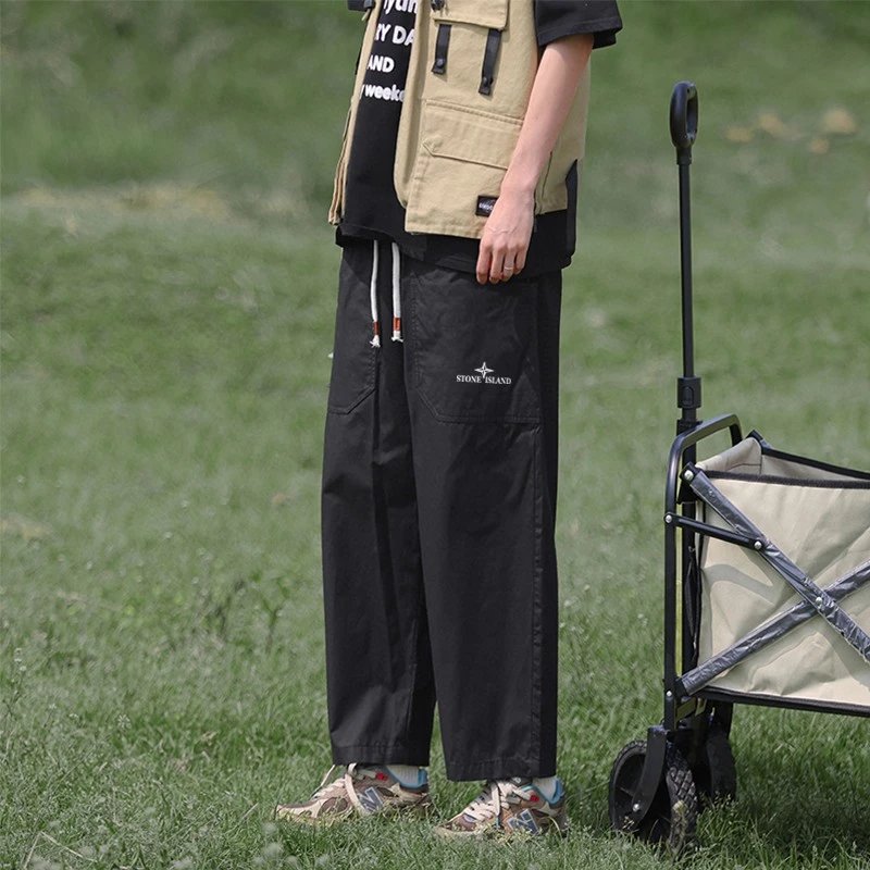 Stone Island/石头岛夏季百搭休闲直筒搭扣工装裤，男女同款，经典直筒裤型，版型宽松，对于腿部的修饰特别NICE，裤身前贴布大口袋装饰，满足日常需求同时丰富裤子的细节，裤脚可翻