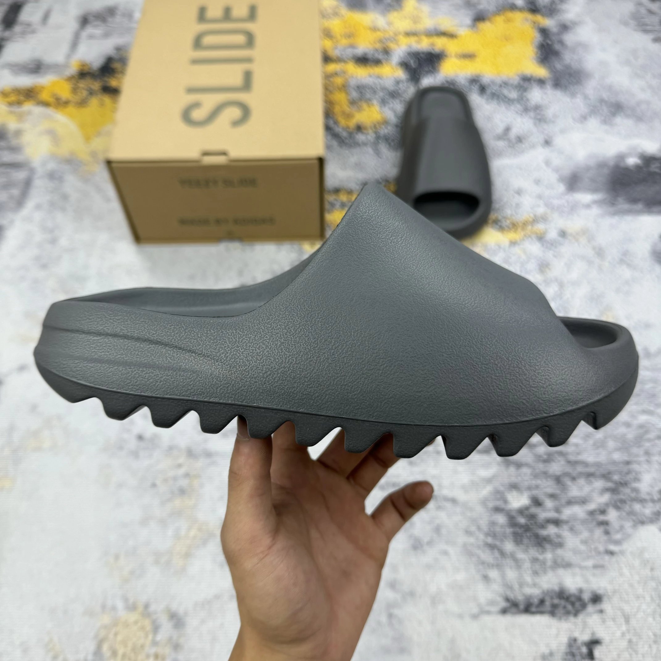 Seeking Distributors: Long-term Supply Advantage. Original Version, High Quality, High-Elasticity EVA, Summer Essential. Yeezy Slides with Stamp, Unisex, Original Box Packaging.