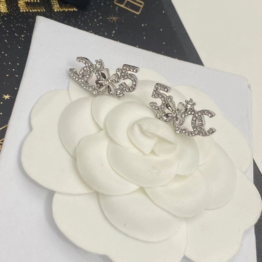 [In Stock Free Shipping] Precision Craftsmanship CHANEL Full Diamond Flower No.5 Earrings