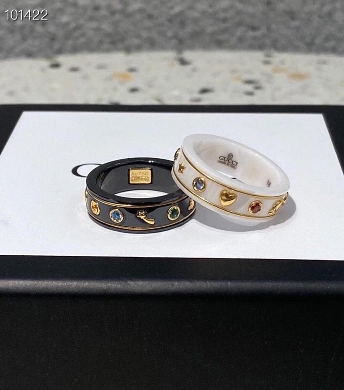 This Gucci ring is a classic GUCCI logo ring, with a simple and elegant design made of black high-tech ceramics and inlaid with different gemstones, making it very fashionable to wear