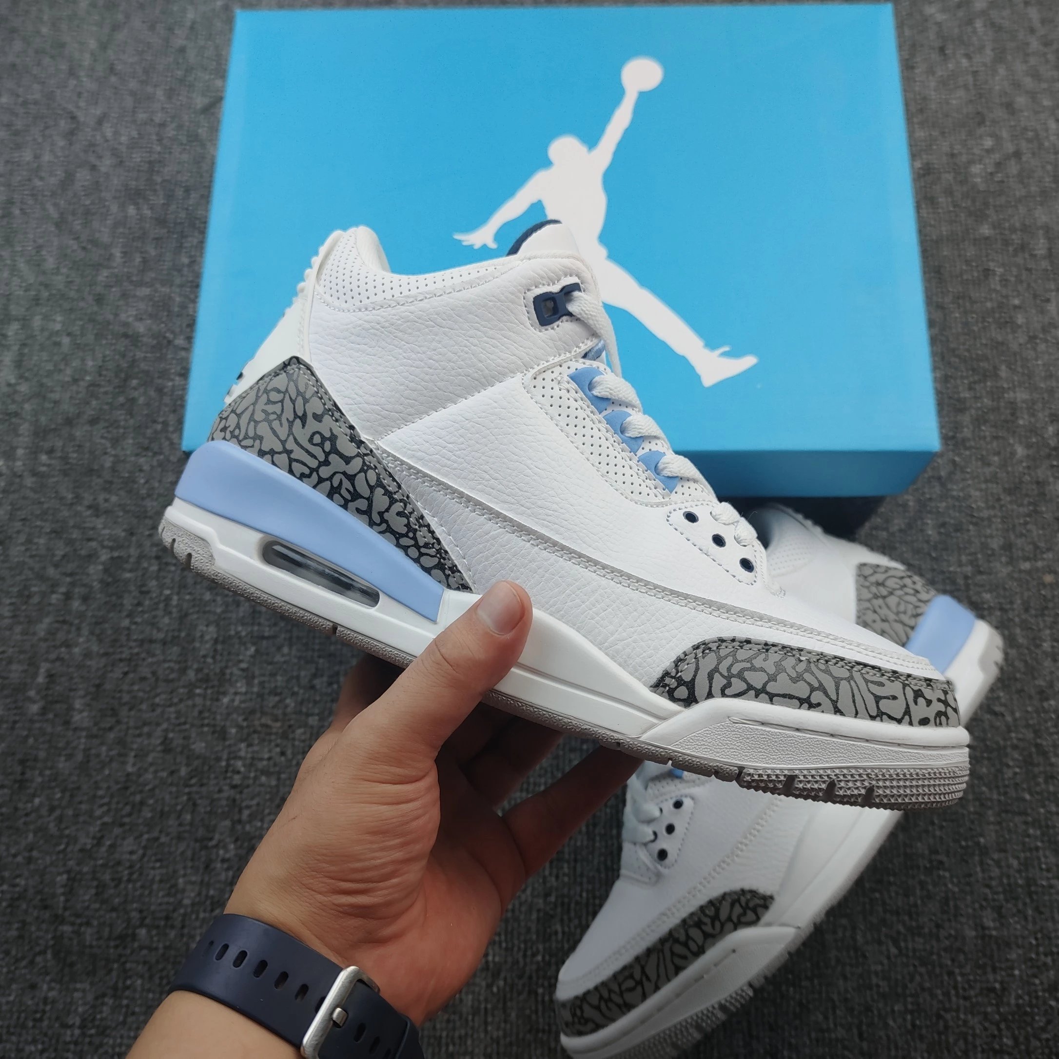 It's not so cheap to find a half-coded box with a soft and soft version of the hot, hot, blue skin of AJ3.