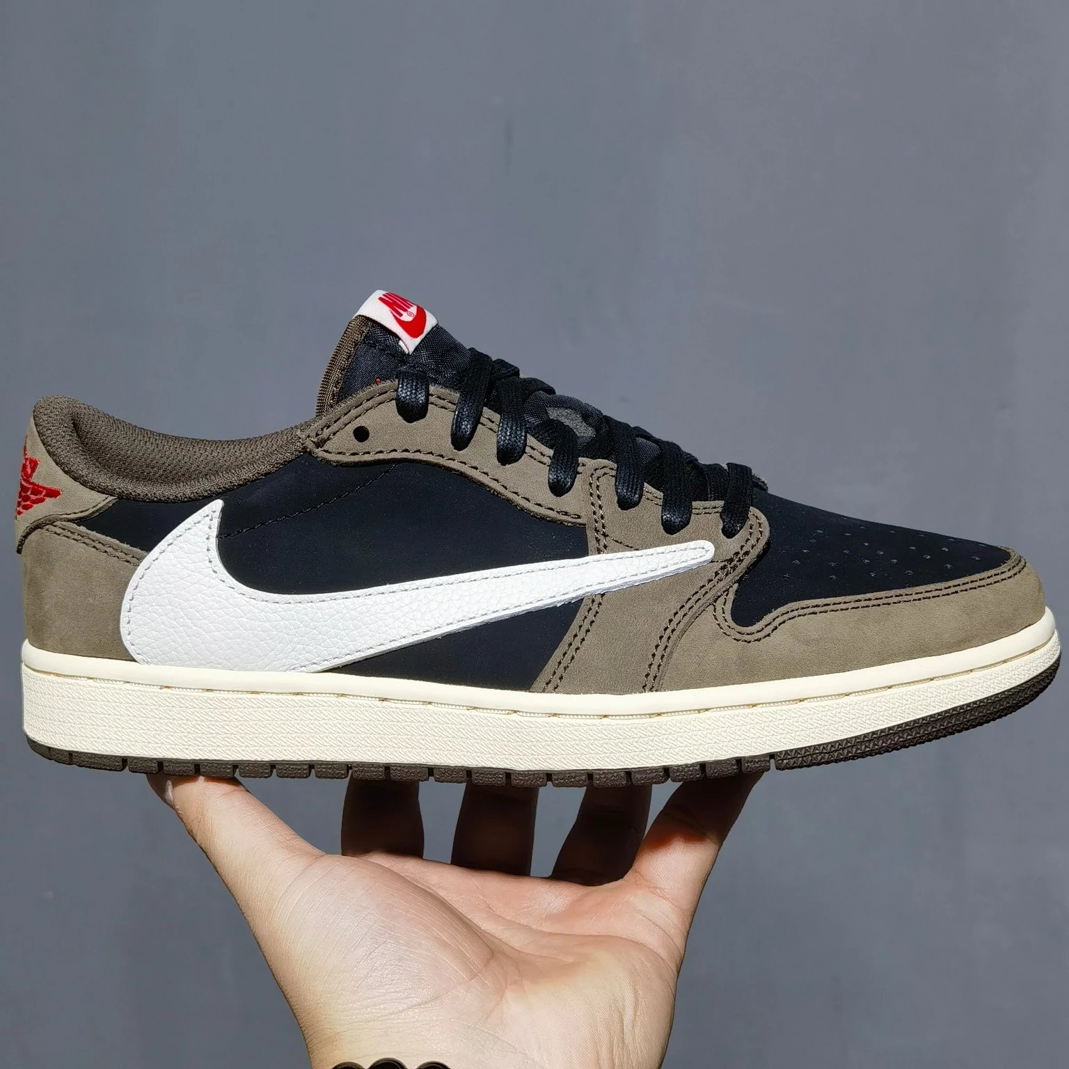 AJ1 inverted hook low top