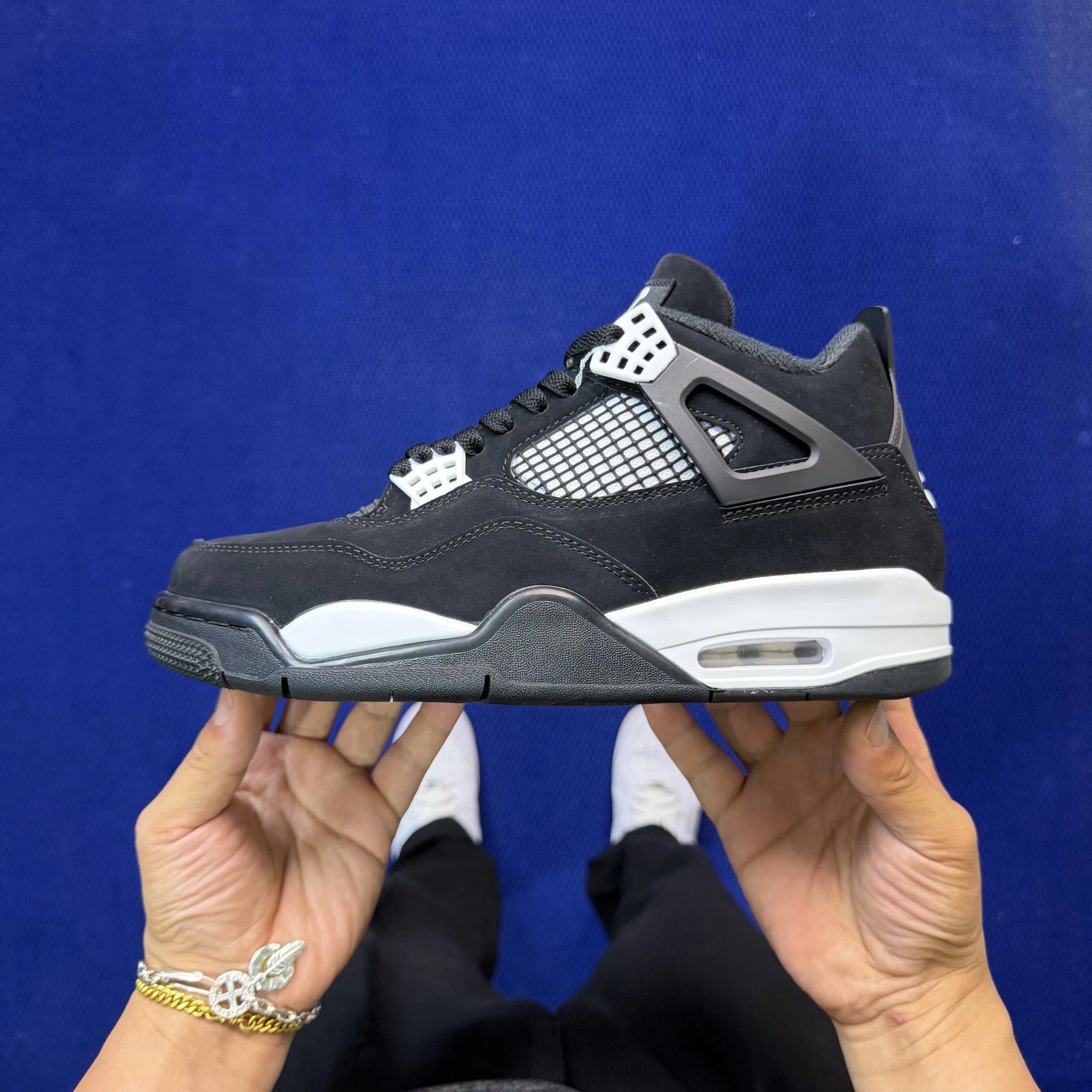 Black and white FQ8138-001