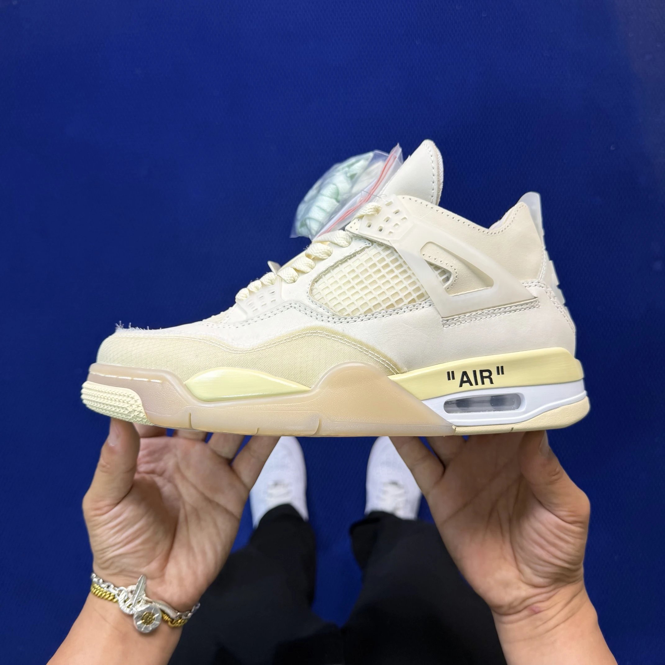 OFF-WHITE collaborates with Sail White Sail CV9388-100