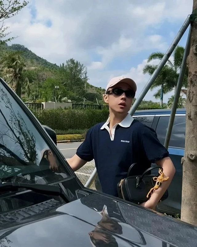 MIU缪 25SS 春夏学院风翻领海军蓝徽标刺绣LOGO短袖POLO衫T恤