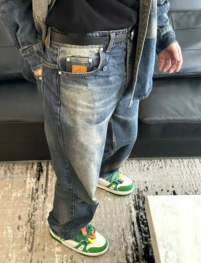 LV 25SS Pharrell菲董秀款复古洗水不规则褪色皮标牛仔长裤