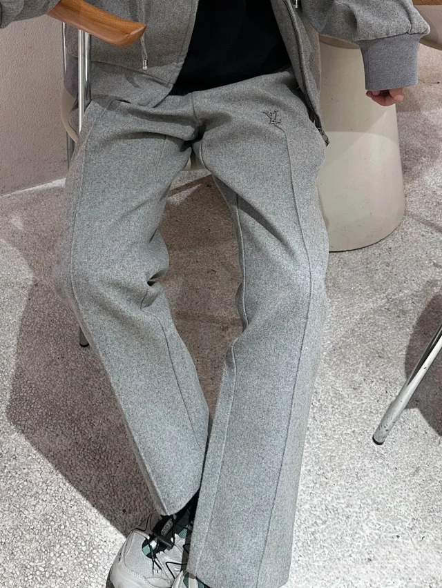 LV 25SS 早春Pharrell菲董秀款SKI滑雪系列Technique金属字母铁标羊绒休闲长裤