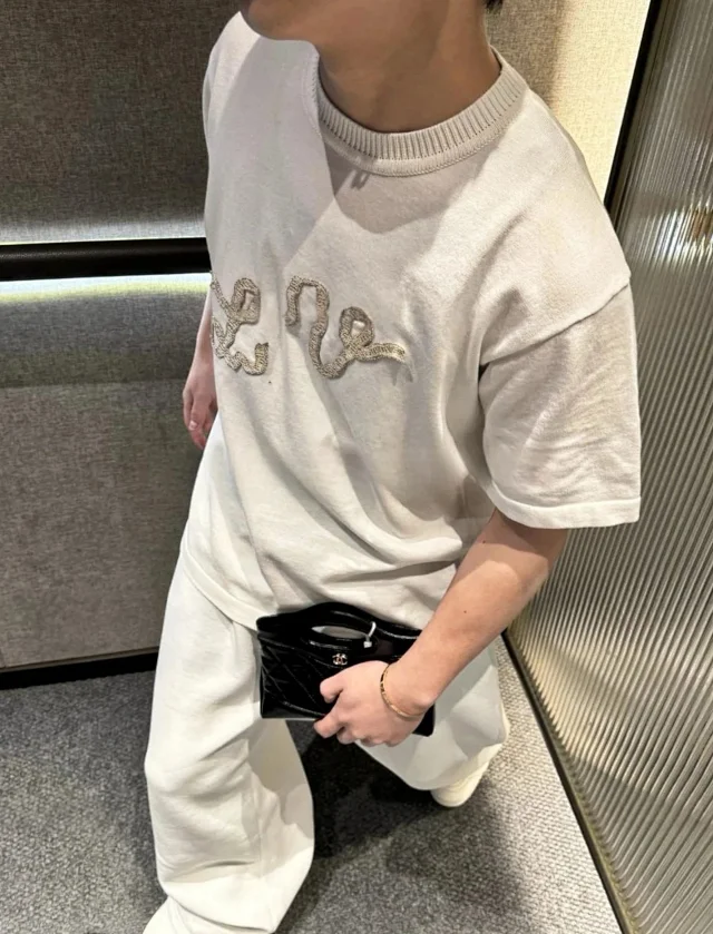 LV 25SS Pharrell菲董秀款蛇年限定编织刺绣飘带LOGO圆领针织短袖T恤