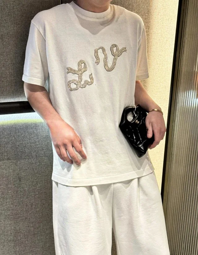 LV 25SS Pharrell菲董秀款蛇年限定编织刺绣飘带LOGO圆领针织短袖T恤
