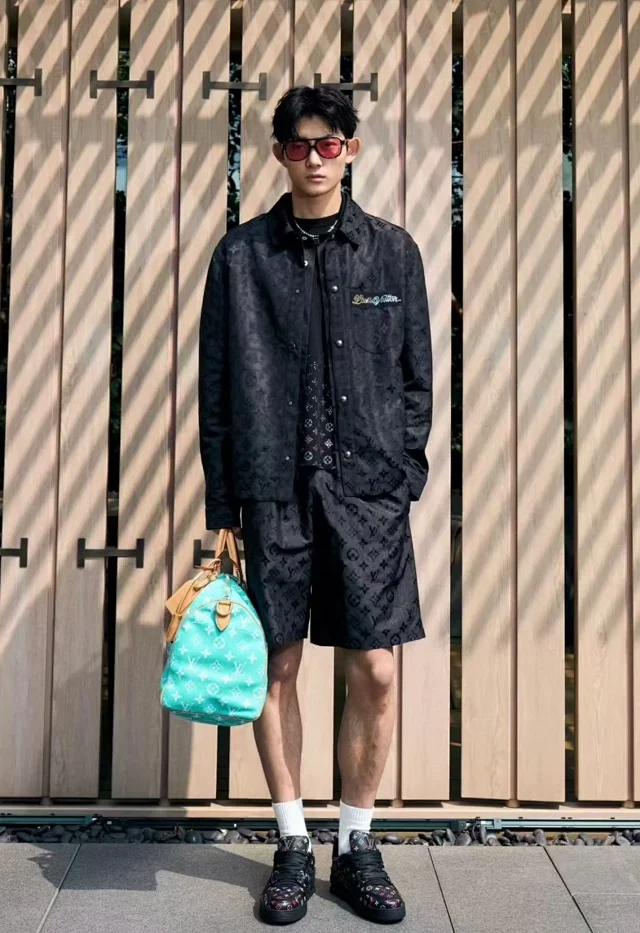 LV 25SS Pharrell菲董秀款腰部标识LOGO刺绣暗纹满印黑色丝绸短裤