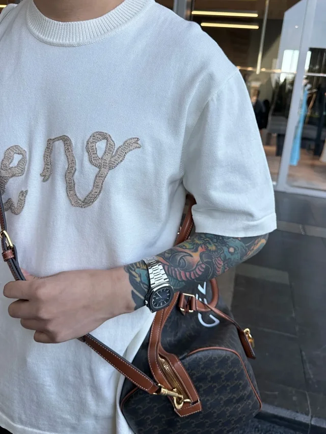 LV 25SS Pharrell菲董秀款蛇年限定编织刺绣飘带LOGO圆领针织短袖T恤