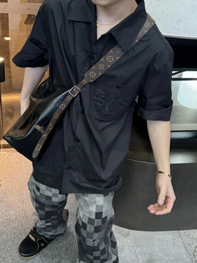 LV 25SS 早春Pharrell菲董设计师秀款 珠片绣花口袋黑色府绸布短袖衬衫