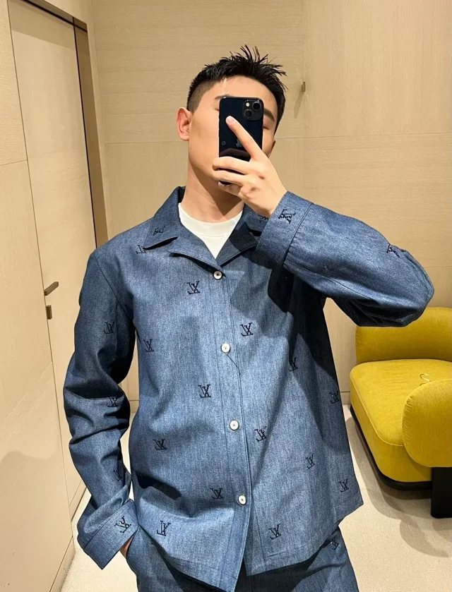 LV 25SS 早春新品雕刻LOGO烫钻牛仔衬衫外套