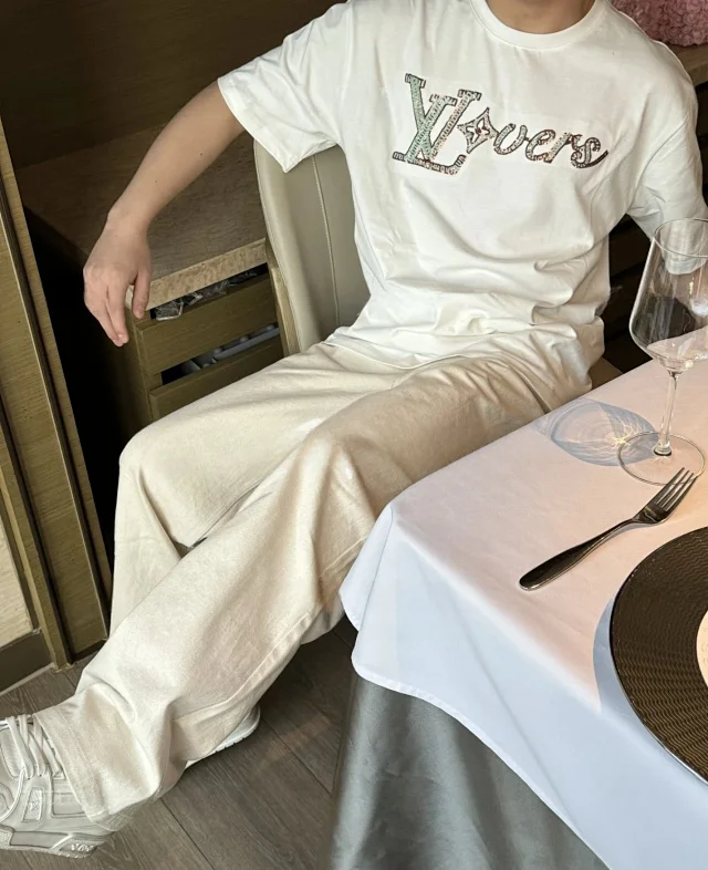 LV 25SS 早春Pharrell菲董设计师秀款 LOVERS 串珠刺绣白色/藏青色短袖T恤