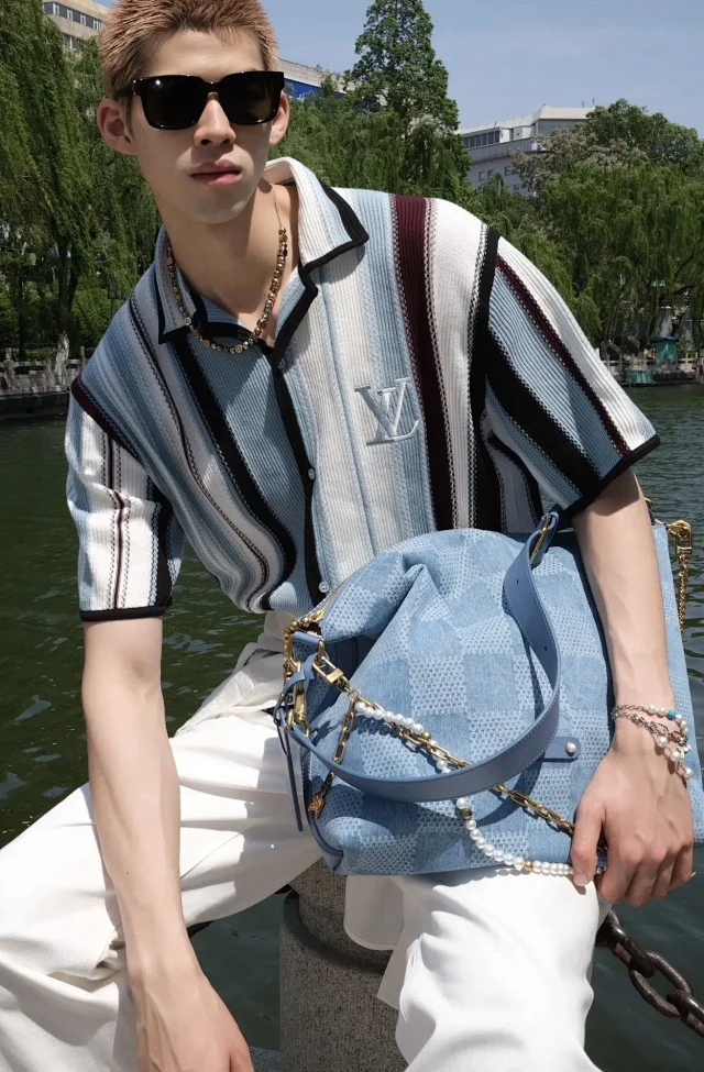 LV 25SS 春夏新品Pharrell菲董秀款迈阿密系列绣花条纹钩针织短袖短裤套装