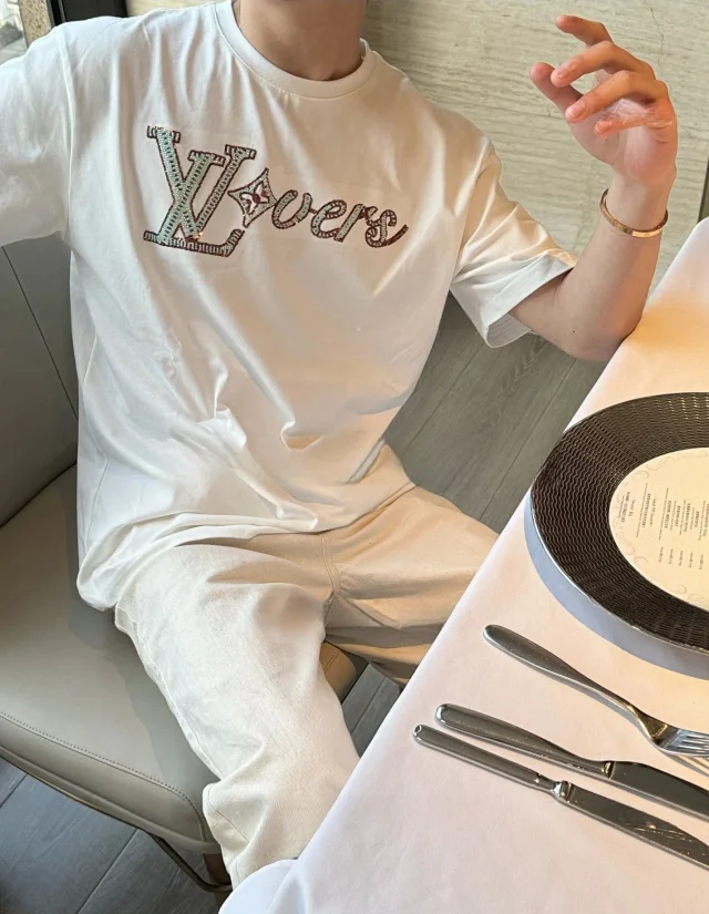 LV 25SS 早春Pharrell菲董设计师秀款 LOVERS 串珠刺绣白色/藏青色短袖T恤