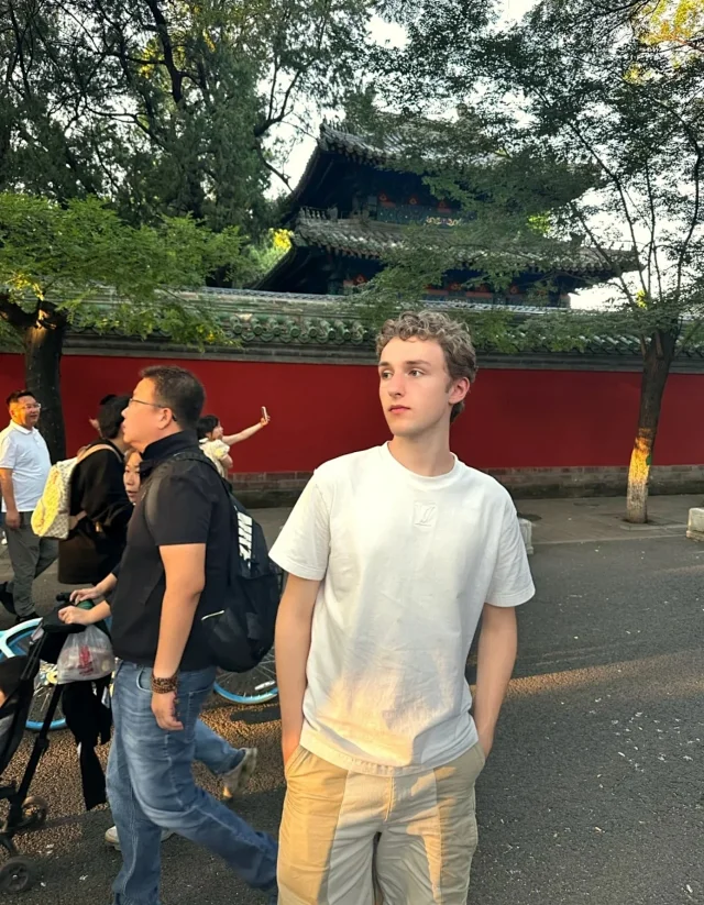 LV 23SS 经典款胸口立体浮雕压花标识黑色/白色/绿色/蓝色短袖T恤 男