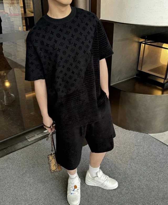 LV 25SS Monogram暗纹提花短袖圆领衫植绒针织T恤/休闲植绒针织短裤套装