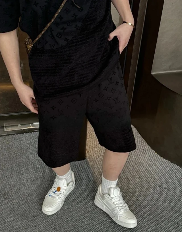 LV 25SS Monogram暗纹提花短袖圆领衫植绒针织T恤/休闲植绒针织短裤套装