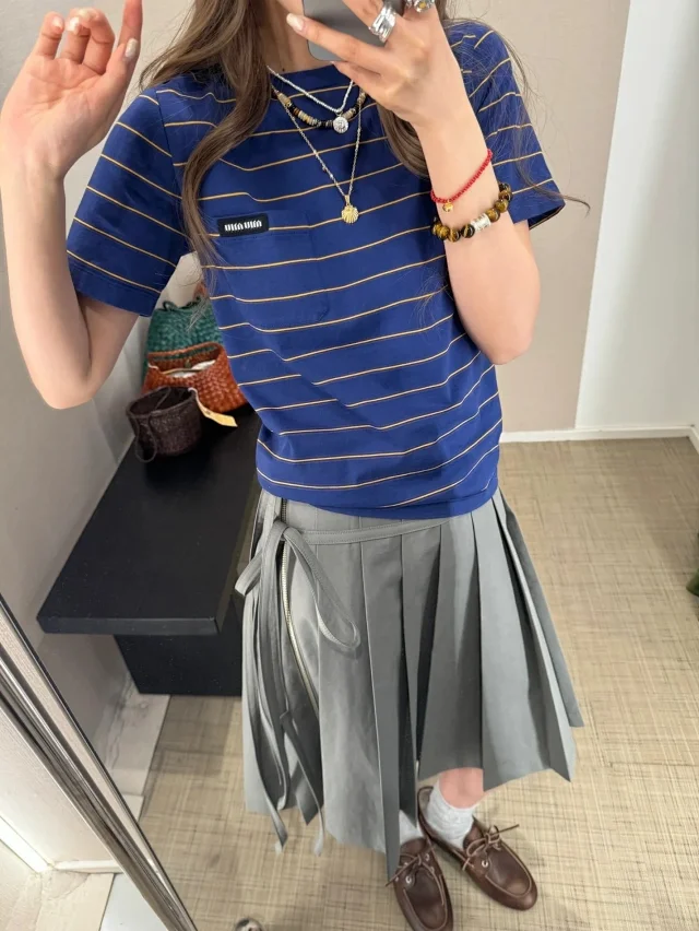 MIU 25SS 早春新品口袋字母LOGO徽标贴布绣蓝色条纹短袖T恤