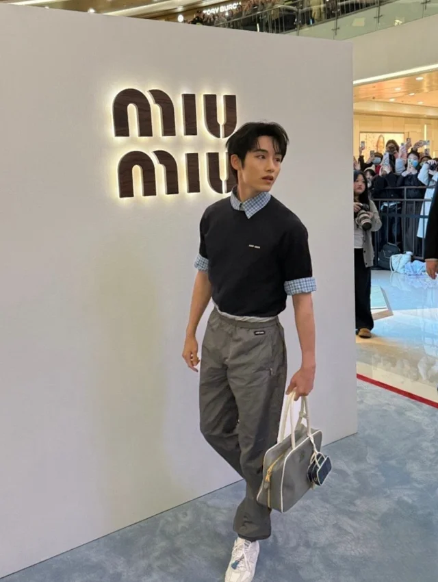 MIUMIU 25SS 早春徽标刺绣LOGO假两件格纹拼接短袖POLO衫T恤