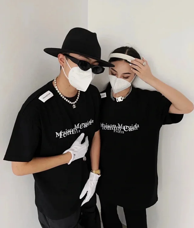 MM6马吉拉 23SS Tommy Cash联名款双排字母LOGO刺绣黑色短袖T恤 
