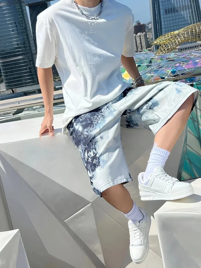 LV 23SS 经典款胸口立体浮雕压花标识黑色/白色/绿色/蓝色短袖T恤 男
