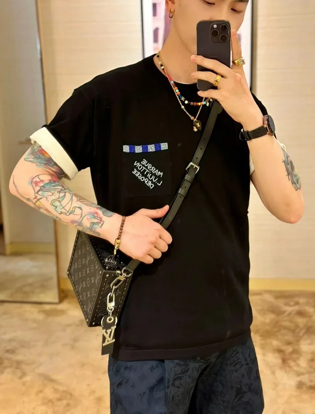 LV 24FW 菲董设计师Prefall DL2.0航海系列DAMIER串珠LOGO口袋黑色短袖T恤