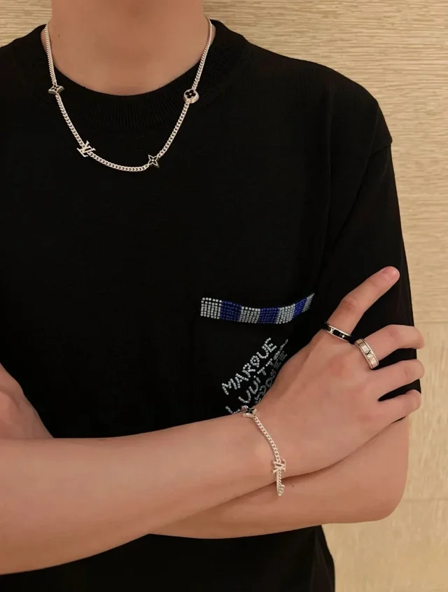LV 24FW 菲董设计师Prefall DL2.0航海系列DAMIER串珠LOGO口袋黑色短袖T恤