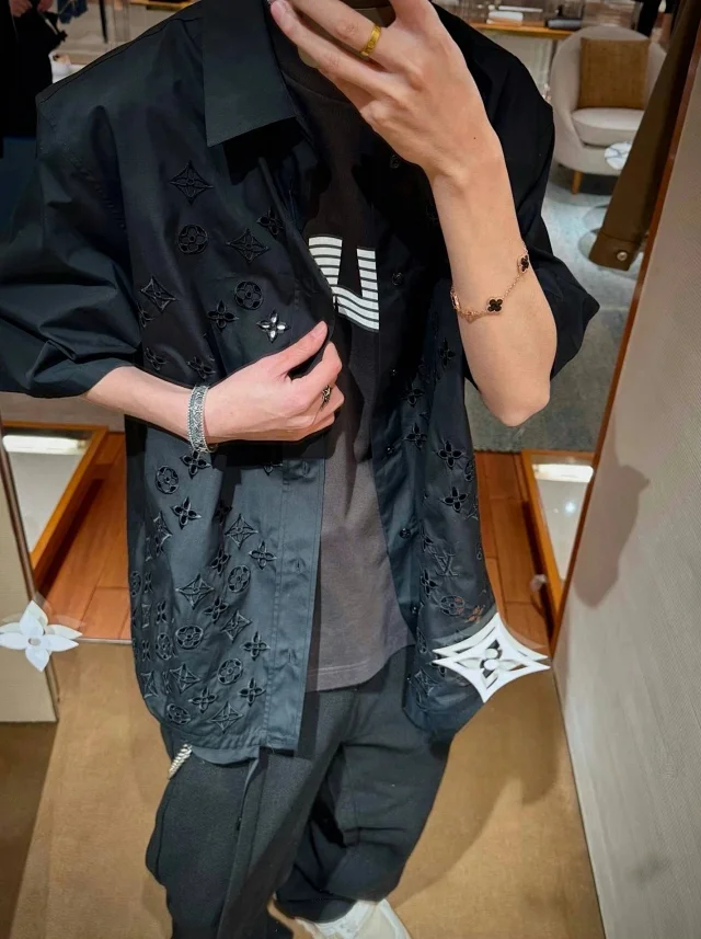 LV 25SS 春夏新品镂空刺绣花卉LOGO标识黑色短袖衬衫衬衣