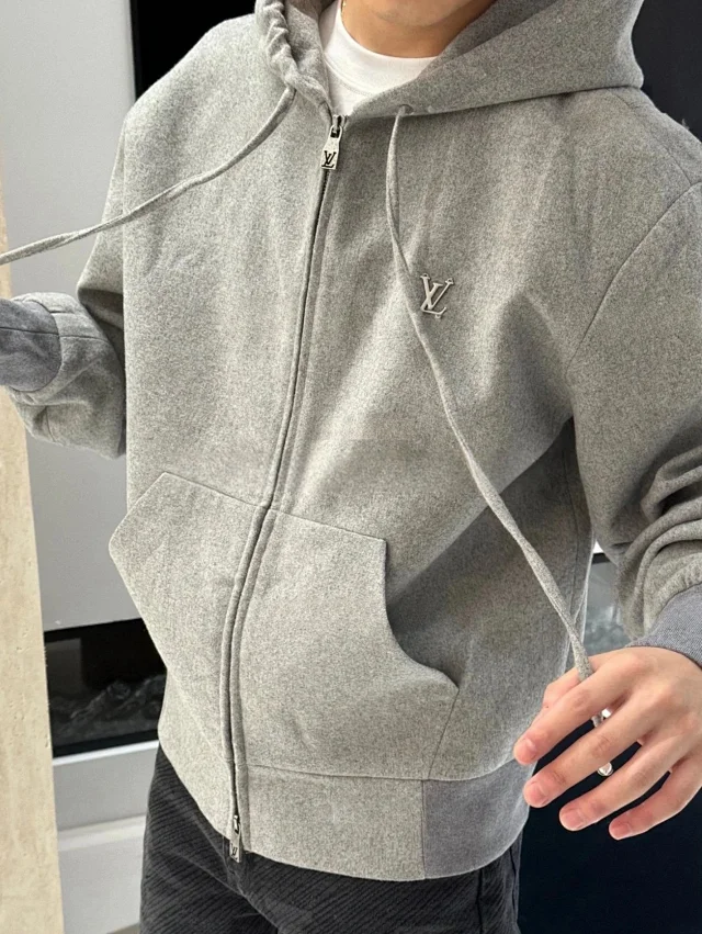 LV 24FW Pharrell菲董新款滑雪系列金属字母铁标羊毛针织拉链连帽卫衣夹克外套