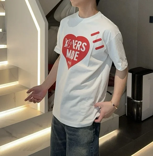 LV 25SS 春夏Pharrell菲董设计师秀款爱心字母LOGO印花白色短袖T恤