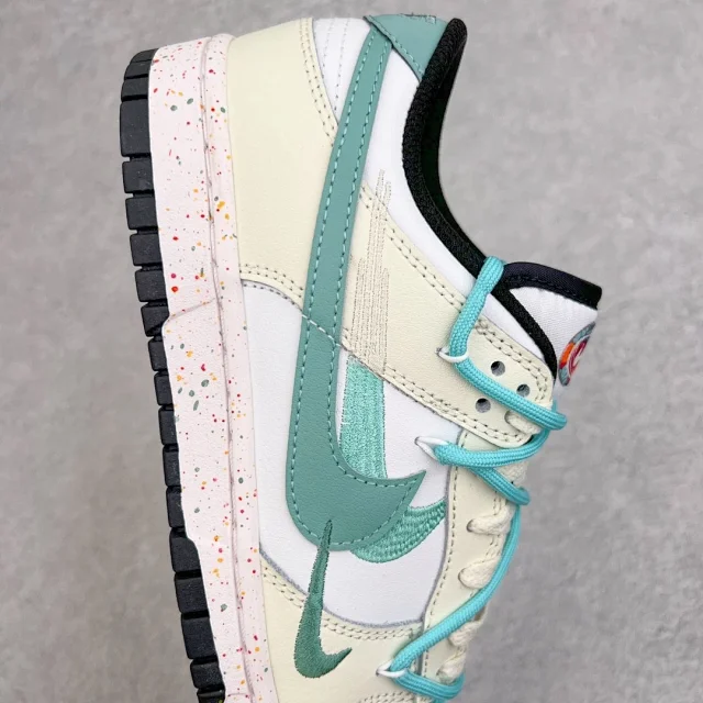 Nike Sneakers Dunk Low SE Triple Swoosh product detail image 24