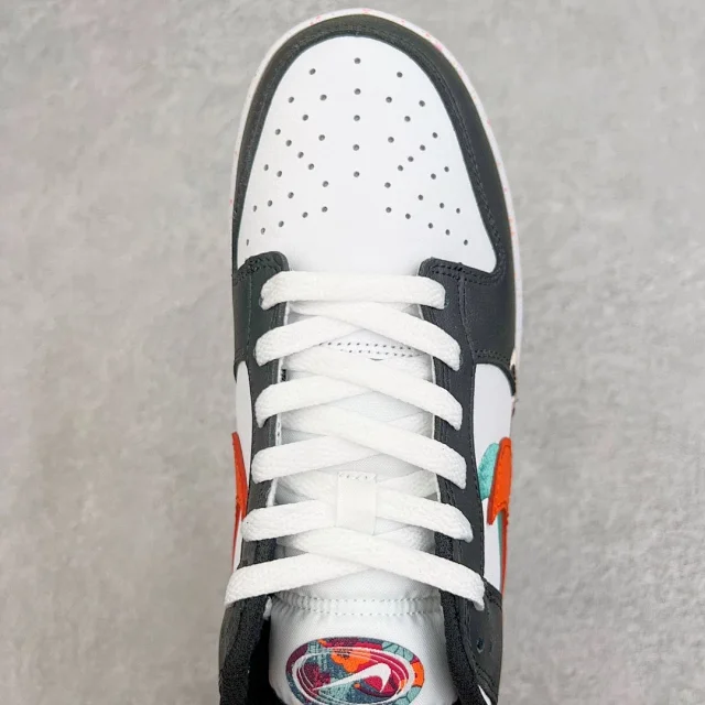 Nike Sneakers Dunk Low SE Triple Swoosh product detail image 13