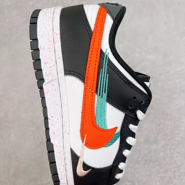 Nike Sneakers Dunk Low SE Triple Swoosh product detail image 15