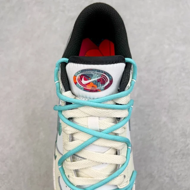 Nike Sneakers Dunk Low SE Triple Swoosh product detail image 23