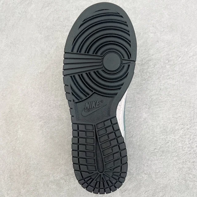 Nike Sneakers Dunk Low SE Triple Swoosh product detail image 27
