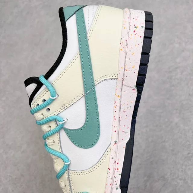 Nike Sneakers Dunk Low SE Triple Swoosh product detail image 25