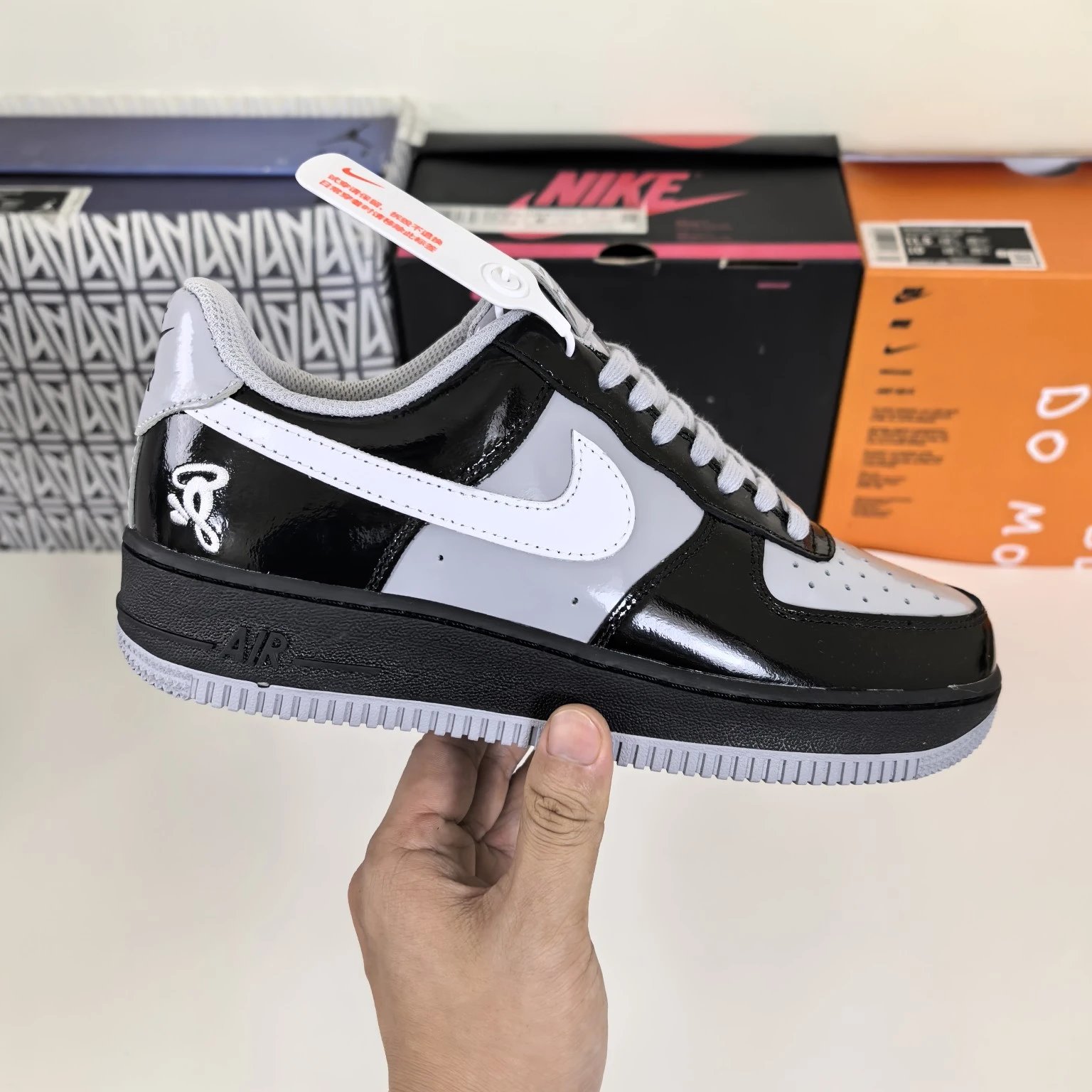 AF1 Air Force One glossy top layer, patent leather, electric embroidery process, double line plush bottom, double line pull up insole, brushed glue, gray white black