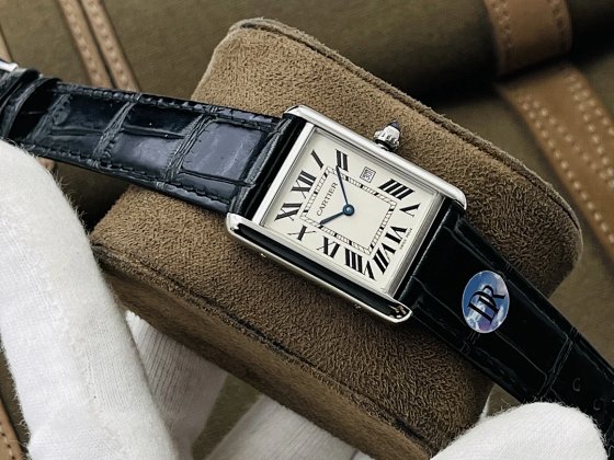 DR Masterpiece V2 Upgraded Edition Top Quality Replica Cartier TANK Tank Series Couple Series! 1. 316L Stainless Steel Case, Meticulously Polished Details, Blue Hands Color, Sapphire Crown, Crystal Clear!