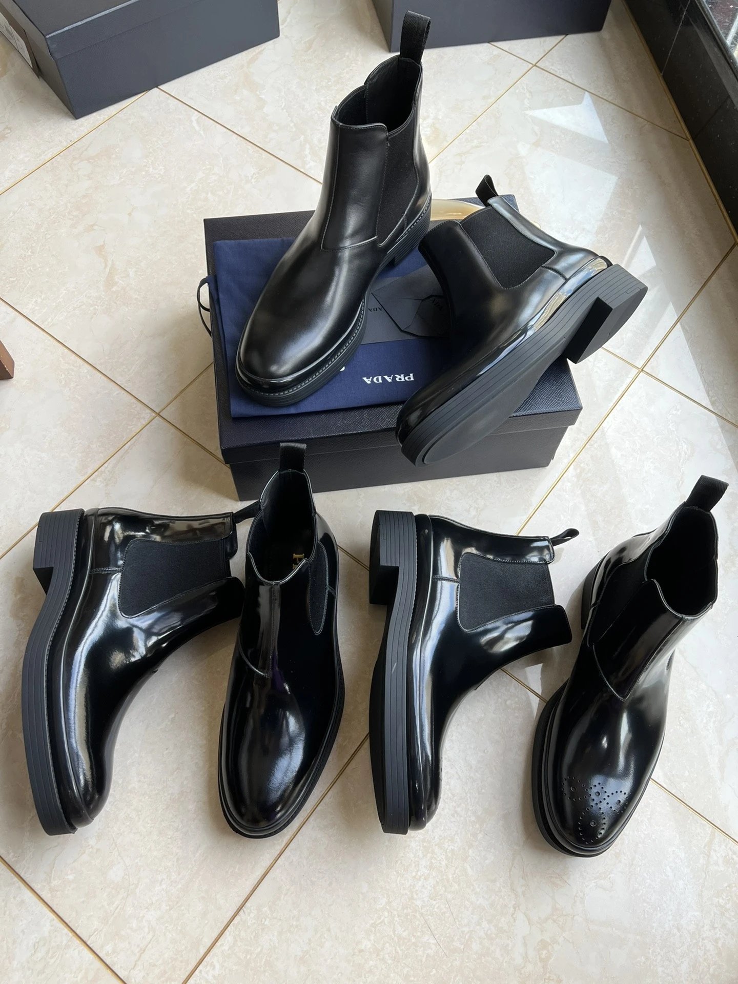 P**da Chelsea thick-soled men's boots, nude-colored boots. The upper is made of imported calfskin