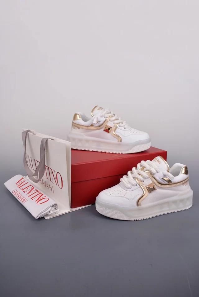 Valentino Garavani Sneakers One Stud low-top product detail image 32