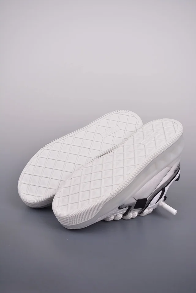 Valentino Garavani Sneakers One Stud low-top product detail image 39